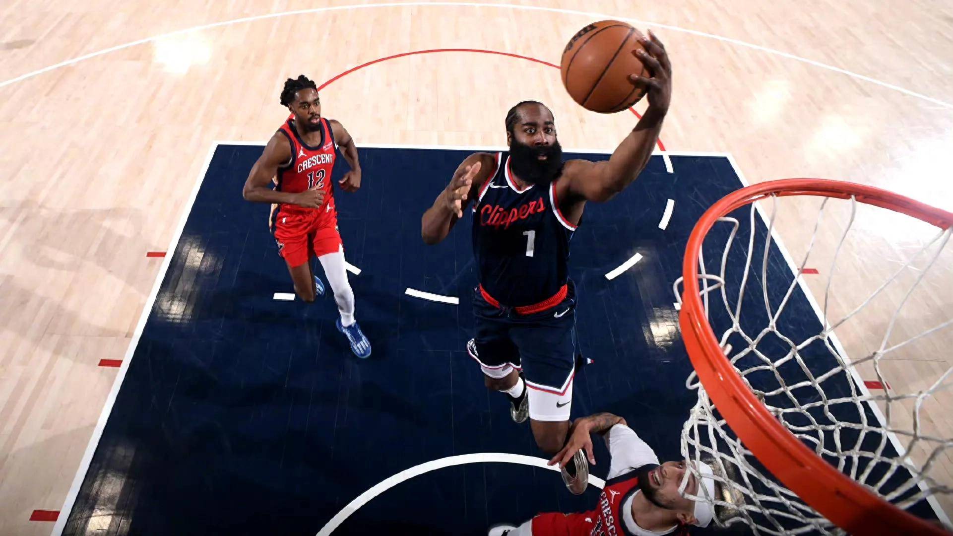 勇士主场大胜，击败快船保持不败纪录